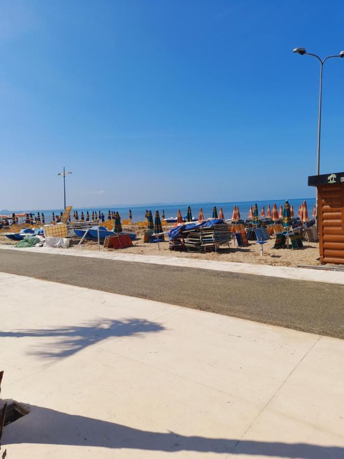 Seaside Deluxe Apartment Durres Bagian luar foto