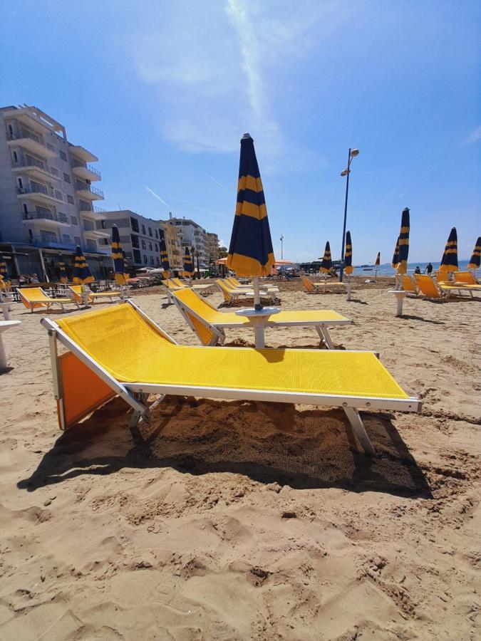 Seaside Deluxe Apartment Durres Bagian luar foto