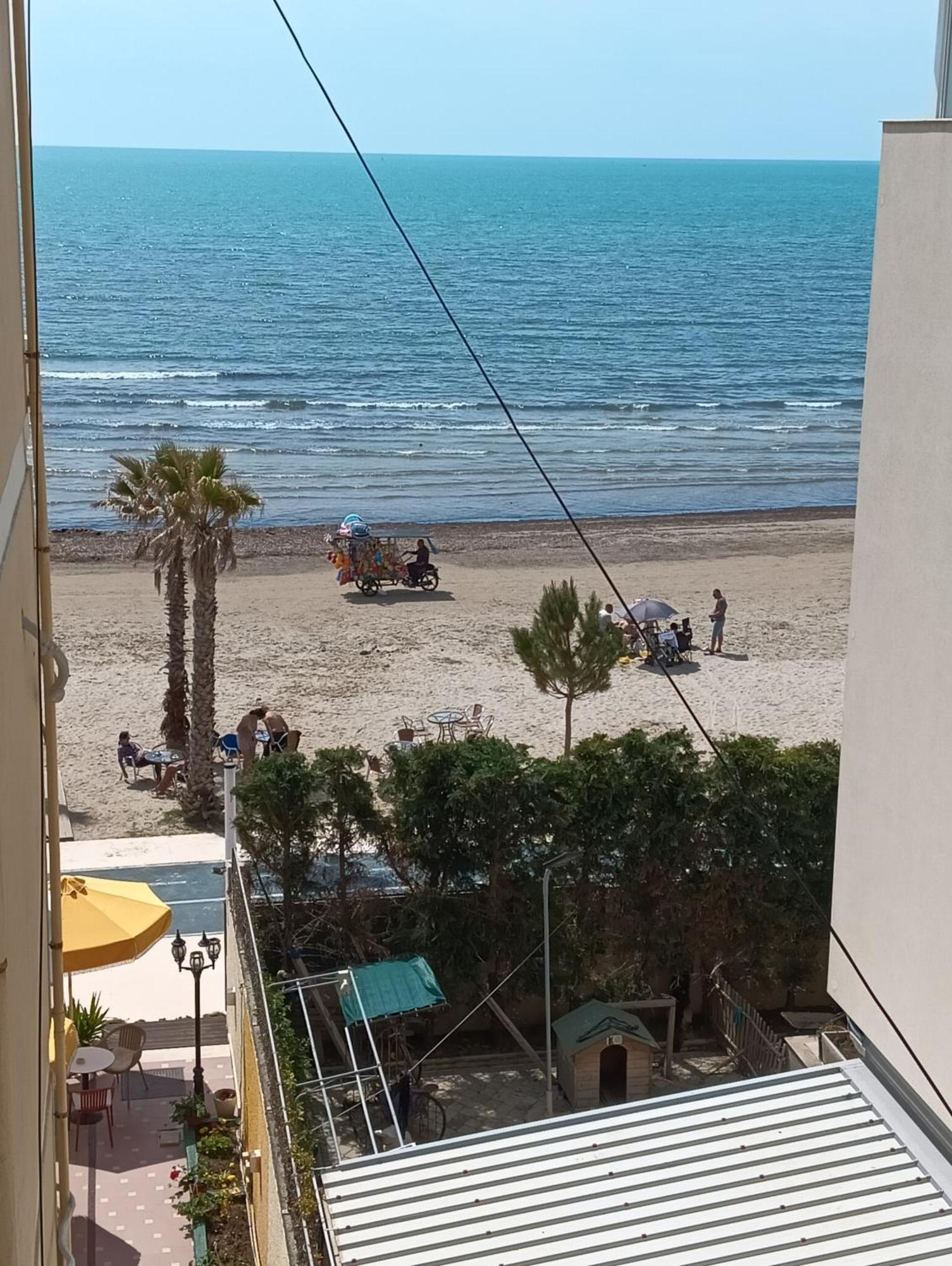 Seaside Deluxe Apartment Durres Bagian luar foto